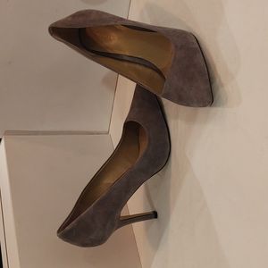 Ann Taylor suede pump light gray sz 8 1/2